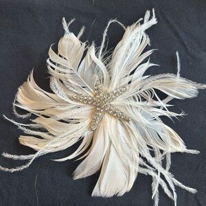 Elegant White Feather Hair Pin with Starfish Accent